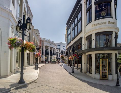 READ: Welcome to Retail Heaven: Six Global Luxury Shopping Districts Where You Can Indulge | Indulge these five uber luxe shopping destinations that deliver the total package. | And if you’re looking to stock up on some luxury goods, these five luxury shopping districts are the perfect places to indulge. | Shopping , retail , luxury | Plaza Design, Luxury Lifestyle Couple, Interesting Photography, Street Mall, Storefront Design, Retail Park, Mall Design, Apartment Architecture, Rodeo Drive