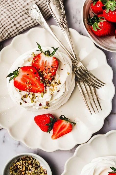 Best recipe for mini pavlova with mascarpone whipped cream and fresh strawberries. A very easy to make dessert with a crispy meringue and a chewy marshmallow-like center, it's the perfect dessert for this summer. Mini Pavlova Recipe, Recipe With Mascarpone, Mascarpone Whipped Cream, Strawberry Pavlova, Pavlova Dessert, Mascarpone Recipes, Food Photography Dessert, Pavlova Cake, Mini Pavlova