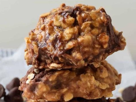 No-Bake Salted Caramel Cookies – Quick and Delicious No-Bake Cookies with a Sweet and Salty Caramel No Bake Salted Caramel Cookies, Salted Caramel Cookies Recipe, Maple Glazed Sweet Potatoes, Chocolate Chip Cheesecake Bars, Eggnog Fudge, Oats Chocolate, Salty Caramel, Caramel Treats, Toffee Chips