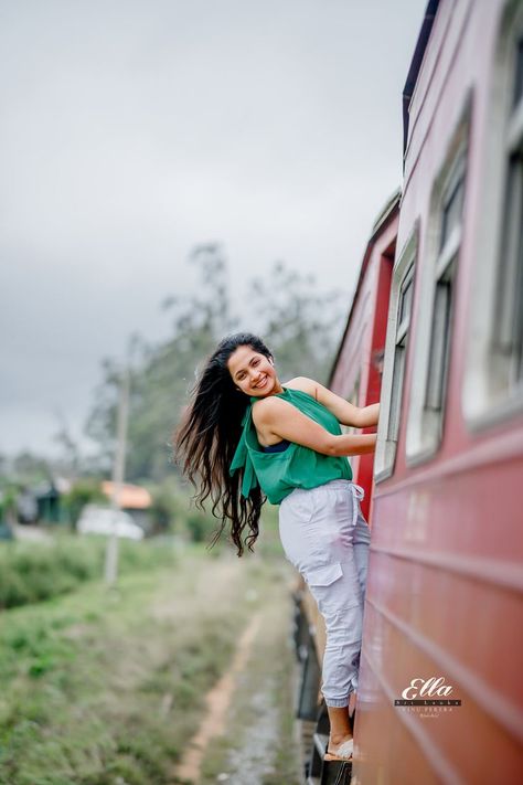 Love Wallpapers Romantic, Romantic Photoshoot, Travel Girl, Travel Pictures Poses, Ooty, Train Photography, Pic Pose, Photography Poses Women, Toy Train