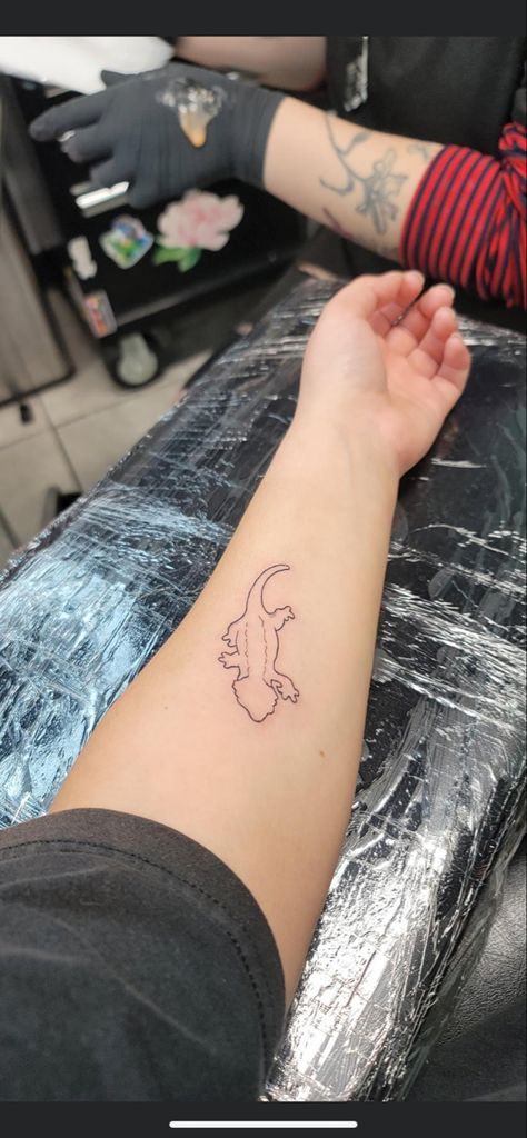 Tattoo Ideas Bearded Dragon, Bearded Dragon Tattoo Outline, Simple Bearded Dragon Tattoo, Gargoyle Gecko Tattoo, Crested Gecko Tattoo Ideas, Small Bearded Dragon Tattoo, Crested Gecko Art, Reptile Tattoo Ideas, Crested Gecko Tattoo