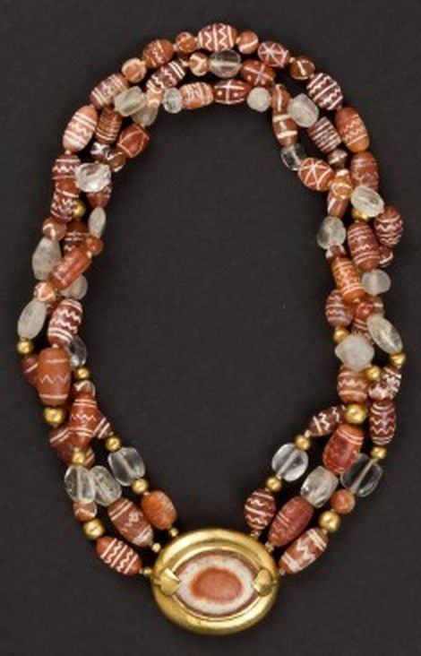 Indus Valley, Harappan, Etched Carnellian Beaded Necklace, ca. 2000 BC. Important Eye Bead Pendant with Gold Setting. Private Collection. Indus Valley Civilization Jewellery, Indus Civilization, Early Civilizations, Mohenjo Daro, Ancient Beads, Ancient Jewels, Indus Valley, Indus Valley Civilization, Ancient Jewellery