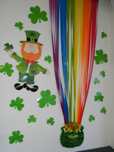 Saint Patrick Decor, Saint Patricks Day Decoration, St Patrick's Day Window Display, Saint Patrick's Day Decorations, Saint Patrick Day Decorations, San Patrick Day Decoration, St Patricks Day Bulletin Board Ideas, Decor Ideas For Classroom, San Patrick Day