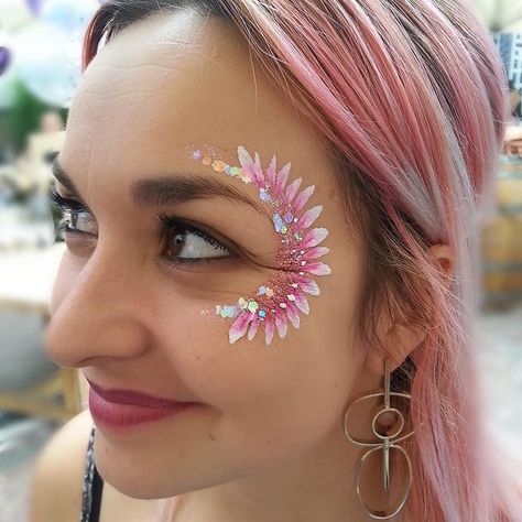 Music Festival Face Paint, Face Painting Glitter, 70s Face Paint, Disco Face Paint, Festival Face Paint Ideas, Face Paint Adults, Facepainting Ideas For Women, Neon Face Paint Ideas Simple, Face Paint Women