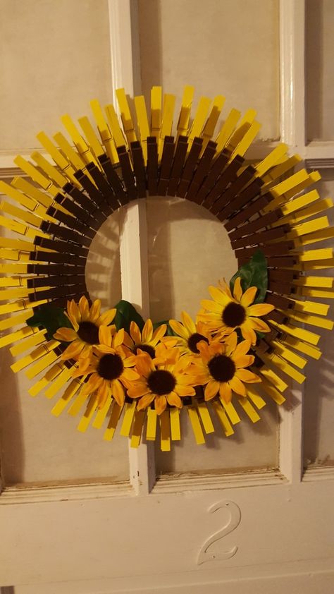 Sunflower Clothes Pin Wreath Sunflower Wreath Diy, Clothespin Diy Crafts, Wooden Clothespin Crafts, Clothespin Art, Sunflower Crafts, Clothes Pin Wreath, Sunflower Wreath, Diy Wreaths, Clothes Pin Crafts