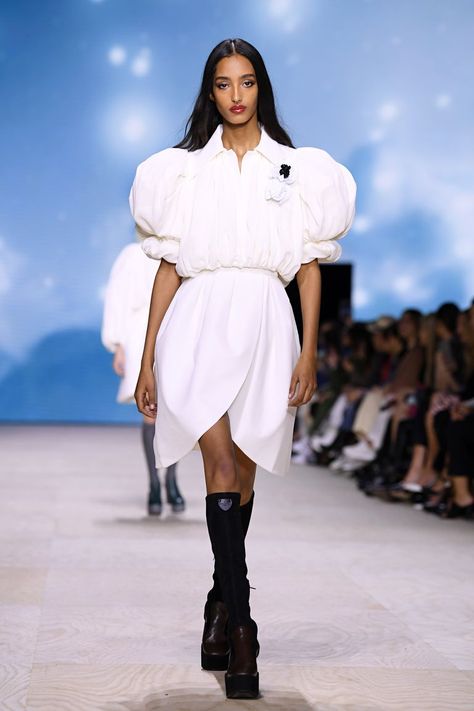 Fashion model, Fashion show, Runway, Fashion, Clothing, Fashion design, Public event, Human, Model, Event, Medieval Era, Basic White Tee, Mood Indigo, Puff Dress, Bubble Dress, Runway Dresses, Runway Trends, Puffed Sleeves Dress, Spring Trends