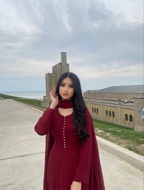 Desi University Outfit, Red Shalwar Kameez, Desi Lifestyle, Eid Outfits Pakistani, Tiktok Theme, Eid Outfit Ideas, Red Kurti, Desi Dress, Draw Hands