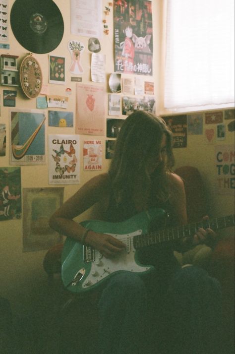 Lyricist Aesthetic, Room Photoshoot Ideas Aesthetic, Boho Aesthetic Pictures, Guitar Photos Aesthetic, Guitar Practice Aesthetic, Music Girl Aesthetic, Guitar Girl Aesthetic, Photos With Guitar Aesthetic, Guitar Player Aesthetic