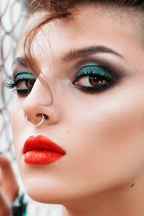 80s Makeup Trends You Need To Differentiate Between | Glaminati.com 80s Rocker Makeup, 80s Punk Makeup, 80s Rock Makeup, 1980’s Makeup, 1980 Makeup, Punk Rock Makeup, Rocker Makeup, 80s Eye Makeup, 80s Makeup Trends