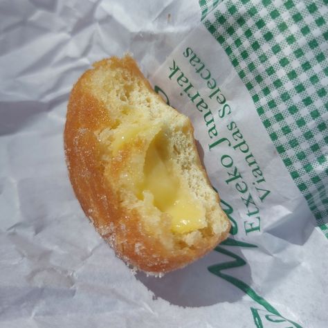 mercado de motores food court, custard donut 230311 Custard Donut, Cream Donut, Food Court, Custard, Aesthetic Food, Gift Baskets, Donuts, Good Food, Cream