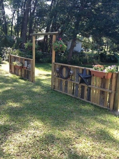 Check out these Rustic Fence Ideas that effortlessly blend natural elements with timeless elegance, adding a touch of warmth to your home. Old Wood Fence Ideas, Pallet Board Fence Diy, Pallet Fence Around Pool, Pallet Farm Projects, Pallet Fence Diy Dogs, Backyard Garden Aesthetic, Pallet Picket Fence, Diy Garden Fencing, Rustic Fence Ideas