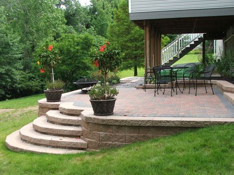 Retaining wall patio Sloped Landscape, Patio Stairs, Cement Patio, Patio Layout, Raised Patio, Colorful Patio, Patio Steps, Landscaping Retaining Walls, Garden Steps