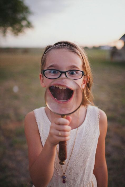 Kids Portrait Ideas, Photo Illusion, Flower Girl Inspiration, Fun Chalk Art, Short Engagement, Glass Photography, Art Photography Portrait, Glass Wedding, Creative Photography Techniques