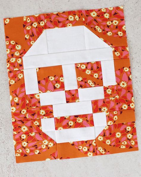 Skull Quilt Block, Skull Quilt, Halloween Crafting, Cushion Tutorial, Patchwork Tutorial, Halloween Sewing, Halloween Quilts, Quilt Block Tutorial, Homemade Halloween