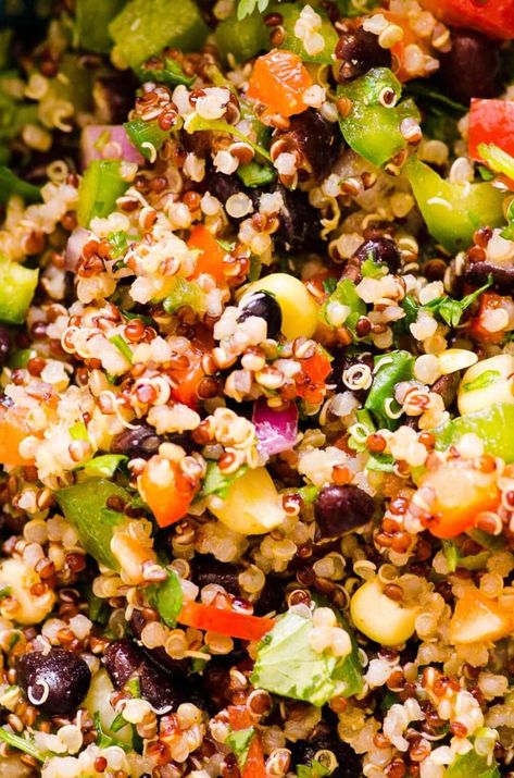 Southwest Quinoa Salad is healthy, bright and tasty. Made with a simple dressing, it is perfect for lunch or dinner. This is a great make-ahead recipe as Southwest Quinoa Salad tastes even better when cold. Quinoa Healthy Recipes, Quinoa Side Dish, Salad With Black Beans, Southwest Quinoa, Southwest Quinoa Salad, Mexican Quinoa Salad, Chili Lime Dressing, Salads Green, Perfect Quinoa