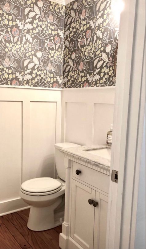 Half Bathroom Wallpaper Ideas, Half Bathroom Wallpaper, Bathroom Wallpaper Vintage, Bathroom Wallpaper Trends, Bathroom Wallpaper Ideas, Small Bathroom Wallpaper, Half Bathroom Decor, House Bathrooms, Downstairs Toilet