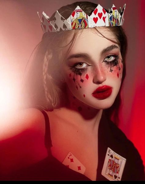 Alice In Wonderland Headpiece, Red Queen Costume Ideas, Casino Theme Makeup, Deck Of Cards Makeup, Playing Card Makeup, Queen Of Hearts Makeup Ideas, Queen Of Heart Makeup, Queen Of Hearts Photoshoot, Alice In Wonderland Makeup Ideas