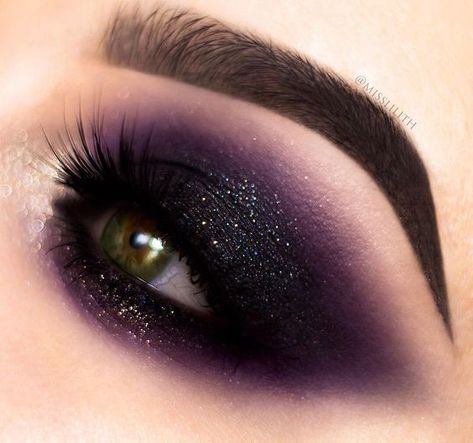 Purple Witch Makeup, Maquillaje Smokey Eyes, Maquillage Goth, Witchy Makeup, Goth Eye Makeup, Make Up Gold, Black Eye Makeup, Vampire Makeup, Purple Eye Makeup