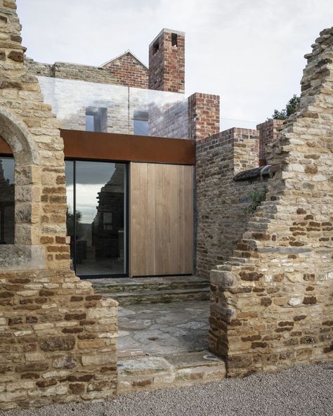 La rénovation spectaculaire d'une maison ancienne par des architectes - PLANETE DECO a homes world Architecture Extension, Architecture Renovation, Joinery Design, Reclaimed Brick, Masonry Wall, Adaptive Reuse, Stone Walls, House Extensions, Brickwork