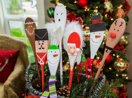 Fun and festive DIY Christmas Spoons by Paige Hemmis! For more DIYs tune in at 10a/9c on Hallmark Channel! Thrifted Christmas, Diy Christmas Pictures, Pita Merah, Wooden Spoon Crafts, Painted Spoons, Christmas Spoons, Spoon Crafts, Diy Christmas Decorations, Family Diy