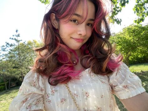 Hair Dye Styles For Brown Hair, Dyed Hair Pink And Brown, Dyed Hair Highlights Brown, Curtain Bangs With Pink Highlights, Coquette Hair Dye Ideas, Pink Hair With Brown Highlights, Layered Hair With Pink Highlights, Pink Pieces In Brown Hair, Aesthetic Colored Hair