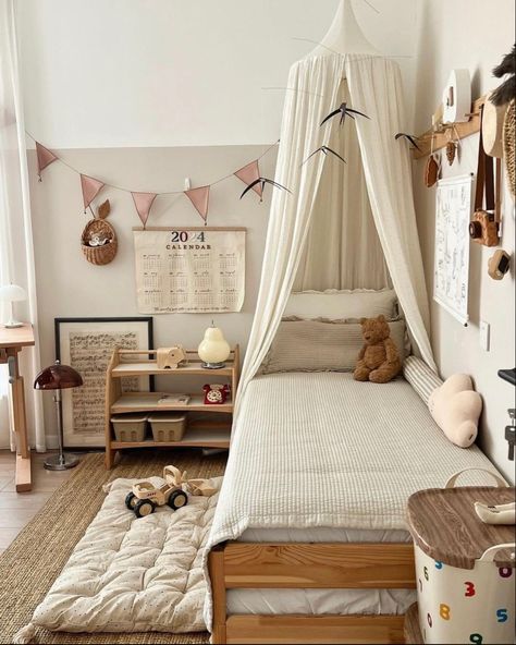 Toddler Neutral Bedroom, Neutral Toddler Bedroom, Small Toddler Bedroom, Neutral Kids Bedroom, Bedroom Neutral, Warehouse Living, Bedroom Decorating Tips, Neutral Bedrooms, Toddler Bedroom