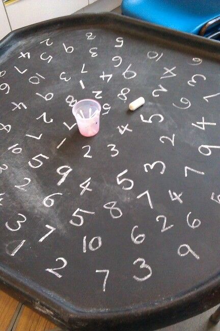 Tough spot number practice with wet cotton wool buds:) You could use this to practice number recognition and also number bonds. e.g. Find 8, OR find 4 + 4 Number Formation Eyfs, Numbers To 20 Tuff Tray, Number Recognition Activities Eyfs, Number Activities Eyfs, Number Formation Activities, Reception Maths, Eyfs Outdoor, Maths Eyfs, Eyfs Maths