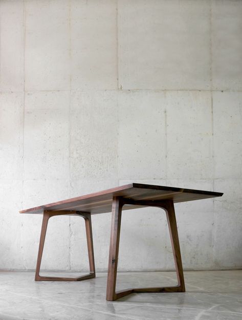 Desk With Bench, Modern Walnut Dining Table, Ideas Comedor, Billiards Room Decor, Resin Desk, House Objects, Dining Table Rectangular, Billiards Room, Dinning Tables