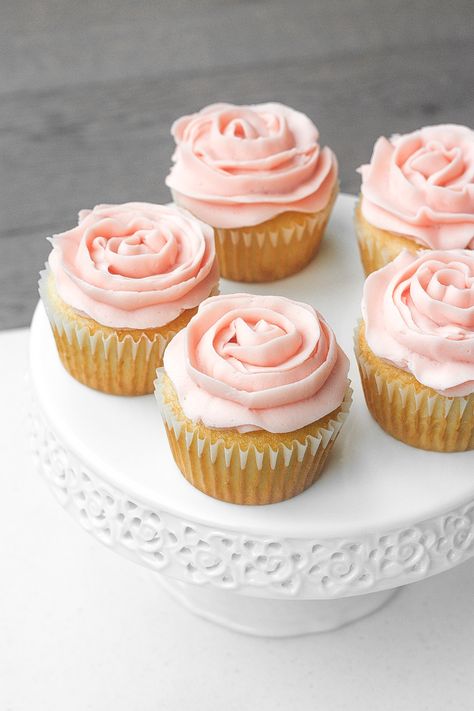 Mother’s Day is fast approaching and that means treating your mama to these cute and feminine vanilla cupcakes with rose petal buttercream icing. Cupcake Rosa, Mothers Day Cupcakes, Tea Ideas, Buttercream Filling, Rose Cupcakes, Cupcake Icing, Buttercream Icing, Pink Cupcakes, Cute Cupcakes