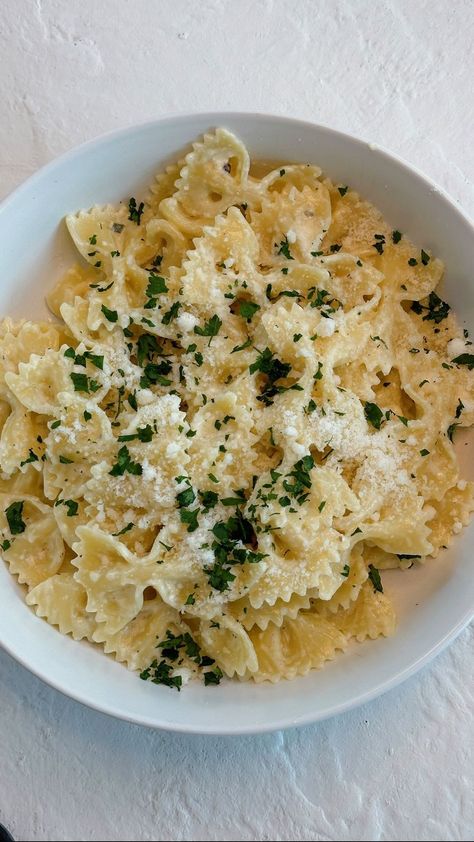 Samantha Purnell | It’s velvety, citrusy and takes less than 15 mins to whip up 🍋 full recipe: - cook 1 box of bowtie pasta, save some pasta water - 3 tbsp… | Instagram Juicy Chicken 101, Bowtie Pasta Recipes, Chicken 101, Lemon Parmesan Pasta, Bow Tie Pasta Recipe, Pasta Creamy, Pasta Water, Garlic Herb Butter, Parmesan Pasta