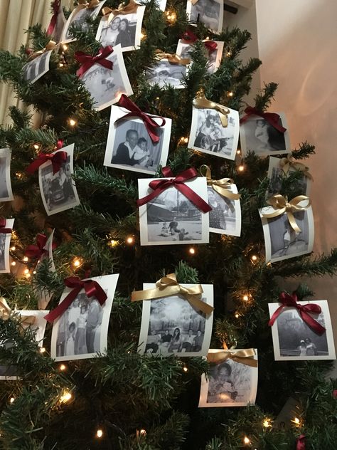 Christmas Tree Photo Decorations, Christmas Tree Picture Ornaments, Christmas Tree With Polaroids, Polaroid Tree Christmas, Professional Christmas Decorating, Christmas Decor For Walls Living Rooms, Pictures On Christmas Tree, Picture Frames On Christmas Tree, Photos On Christmas Tree