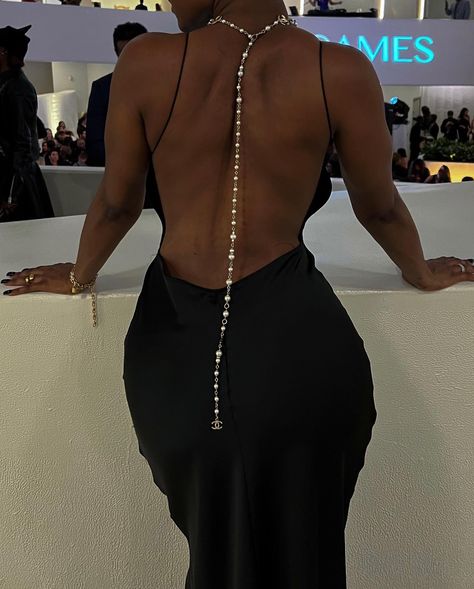 Black Backless Dinner Dress, Backless Dress Black, Femininity Aesthetic, Beautiful Photoshoot Ideas, Black Backless Dress, Black Femininity, Fitness Inspiration Body, Product Recommendations, Classy Casual Outfits