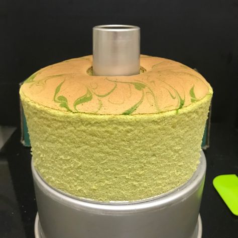 Pandan Chiffon Cake Recipe, Pandan Chiffon Cake, Pandan Cake, Asian Cake, Baking Hacks, Cupcakes Recipes, Butter Cake Recipe, Drizzle Cake, Chinese Dessert