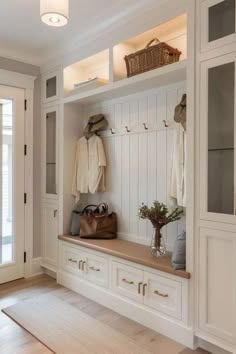 Country Home Entrance, White Mudroom Ideas, Older House Interior Design, Modern Country Farmhouse Decor, New England Interior Design Style, Farmhouse Entrance Entryway, House Design Open Concept, Entrance Hall Ideas Modern Entry Ways, Enterance Idea Modern