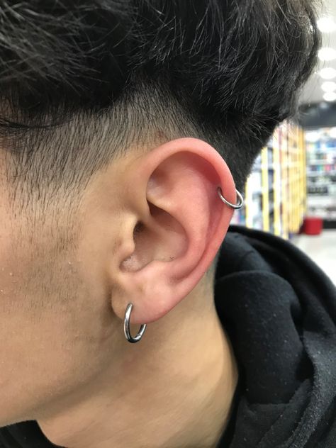 Men With Cartilage Piercing, Men Piercings Aesthetic, Mens Conch Piercing, Ear Piercings On Men, Korean Piercings Ears Men, Male Helix Piercing, Tunnel Piercing Men, Ear Piercing Ideas Masculine, Men’s Helix Piercing Hoop