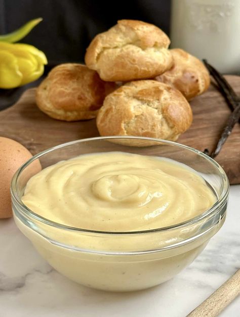 pastry cream with choux buns and vanilla beans Italian Pastry Cream Recipe, Eve's Pudding, Rhubarb Bread Pudding, Whiskey Cake Recipe, Boozy Food, Yeast Doughnuts, Rhubarb Bread, Choux Buns, Pastry Cream Recipe