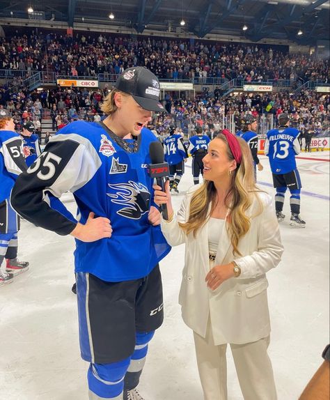 Sports Interview Aesthetic, Women Sports Broadcaster, Future Careers Aesthetic, Hockey Journalist Aesthetic, Female Sports Reporters, Sports Journalism Aesthetic Hockey, Sports Management Career Aesthetic, Sports Marketing Aesthetic Job, Sideline Reporter Outfits