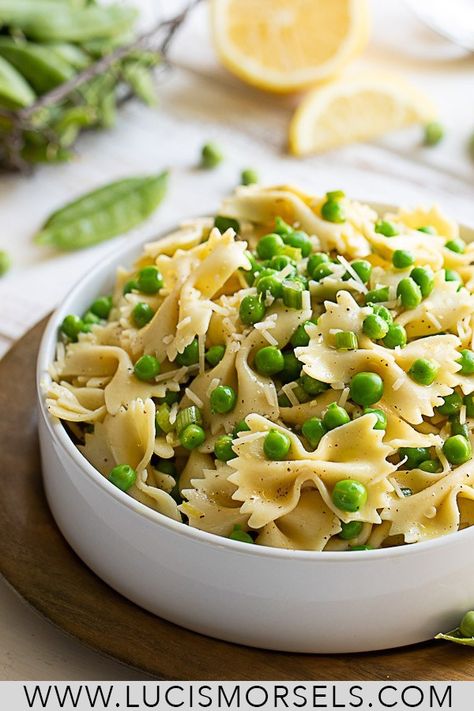 If you think of a heavy side when you think pasta salad, think again! This healthy pasta salad is light and full of flavor from fresh peas, lemon zest, and green onions! This pea pasta salad will be your new side dish and potluck recipe go to! Salad Images, Pasta Salad With Peas, Pea Pasta Salad, Light Pasta Salads, Salad With Peas, Paleo Salad, Pea Pasta, Spring Pasta, Light Pasta