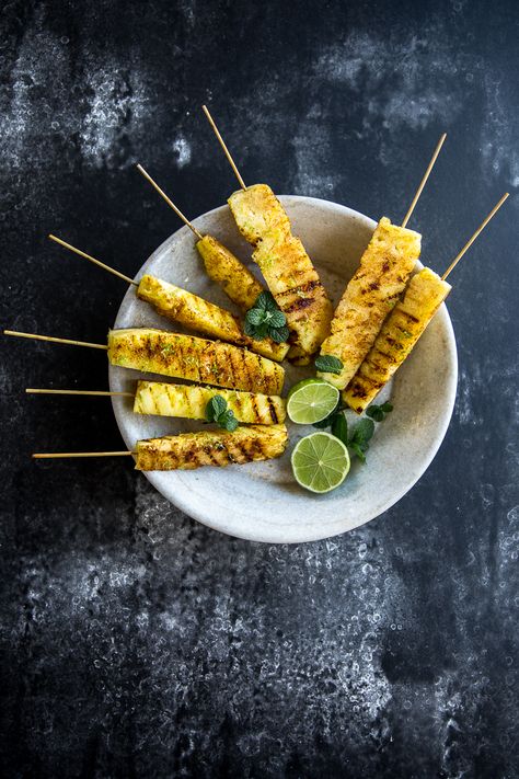 Grilled Cinnamon Pineapple - Cook Republic #vegan #glutenfree #dessert #recipe #foodphotography Christmas Gluten Free, Grill Pineapple, Cinnamon Pineapple, Crunchy Food, Vegetarian Grilling, Appetizers Healthy, Grilling Guide, Pine Apple, Vegetarian Bbq