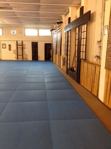 Karate Gym, Home Dojo, Japanese Dojo, Dojo Design, Old Japanese House, Wing Chun Martial Arts, Dojo Ideas, Fitness Center Design, Kai Mori