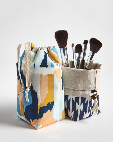 Travel Makeup Brush Holder, Diy Makeup Brush, Diy Makeup Bag, Bags Patterns, Makeup Brush Bag, Ornaments Homemade, Fabric Christmas Ornaments Diy, Folded Fabric Ornaments, Folded Fabric