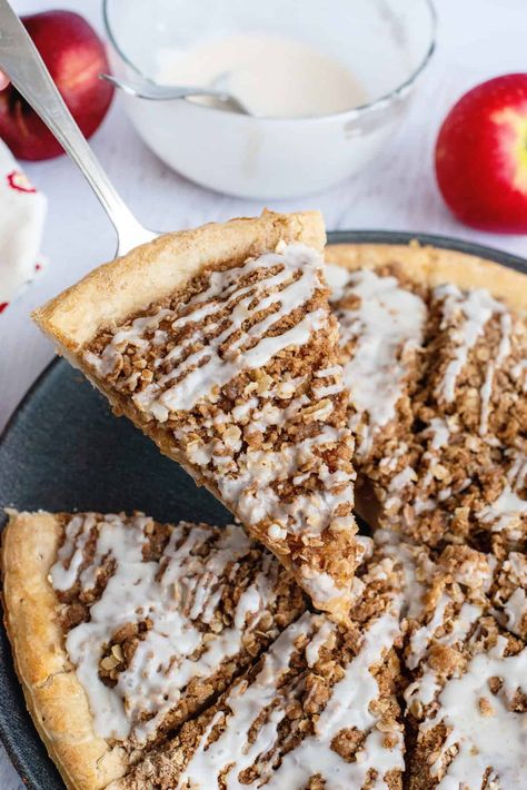 Apple Pizza Dessert Apple Pie Pizza Recipe, Fall Fruit Pizza, Cookie Crust Apple Pie, Apple Dessert Pizza With Pie Crust, Desert Pizza Recipes Apple, Mom’s Flat Apple Pie, Confectioners Sugar Glaze, Apple Dessert Pizza, Easy Baked Spaghetti Recipe