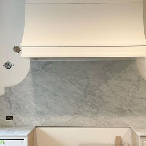 LS Design Studio on Instagram: "The marble backsplash drawing versus reality 🤍 This was a revision made on the fly where we changed from a straight across design to a curved decorative one. It came to life in the matter of days and it did not disappoint! Sometimes it takes seeing the space come to life to know exactly what it needs. #ProjectBarrington #LSDesignStudio _________________ #losangelesinteriordesign #interiordesign #interiordecorating #bathdesign #designprocess #homedesign interior d Decorative Marble Backsplash, Marble Range Backsplash, Arched Marble Backsplash, Curved Stone Backsplash, Slab Backsplash With Shelf, Quarts Counter Tops And Backsplash, Scalloped Marble Backsplash, Marble Backsplash With Shelf, Quartz Backsplash Behind Stove