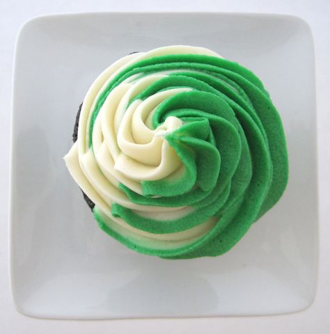 Girl Scout Cupcakes, Green And White Cupcakes, Scout Cupcakes, Girl Scout Bridging, Swirl Cupcakes, Green Cupcakes, Tmnt Birthday, Gold Cupcakes, Mixer Recipes