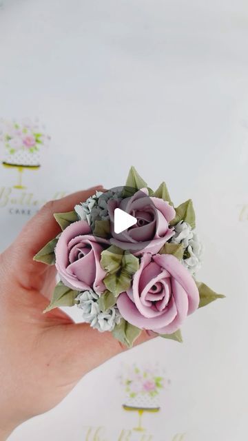 Buttercream Roses Tutorial, Buttercream Flowers Cupcakes, Buttercream Flowers Tutorial, Flower Cake Design, Cake Decorating Flowers, Frosting Flowers, Sugar Flowers Tutorial, Buttercream Decorating, Cupcake Decorating Tips