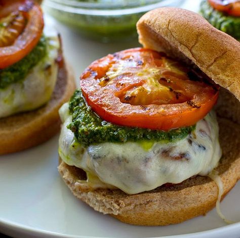 Ground Turkey Snacks, Pesto Turkey Burger, Pesto Burger, Pesto Burgers, Turkey Grilled, Recipes Pesto, Pesto Turkey, Best Turkey Burgers, Pesto Mozzarella