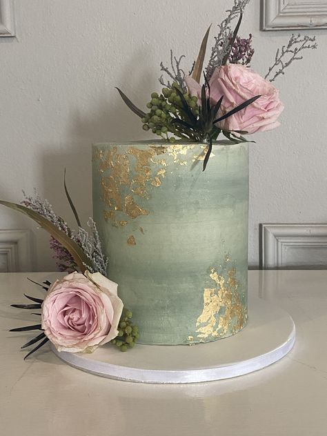 Sage And Gold Birthday Cake, Earth Tone Cake, Sage Green And Gold Cake, Female Birthday Cake, Wedding Dolomites, Green Birthday Cakes, Modern Birthday Cakes, 80th Birthday Decorations, Cake With Flowers