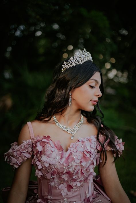 Quinceanera Photoshoot Ideas Butterfly, Outdoor Quince Photoshoot, Quinceñera Picture Ideas, Quinceñera Photos, Quinceñera Poses, Quince Picture Poses, Quince Poses Photo Shoots, Quinceanera Court Pictures, Quince Portraits