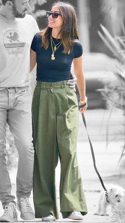 Army Green Pants Outfit, Olive Green Pants Outfit, Green Pants Outfit, Look Boho Chic, Famous Outfits, Mum Fashion, Sneakers Street Style, Casual Outfit Inspiration, Celebrity Outfits