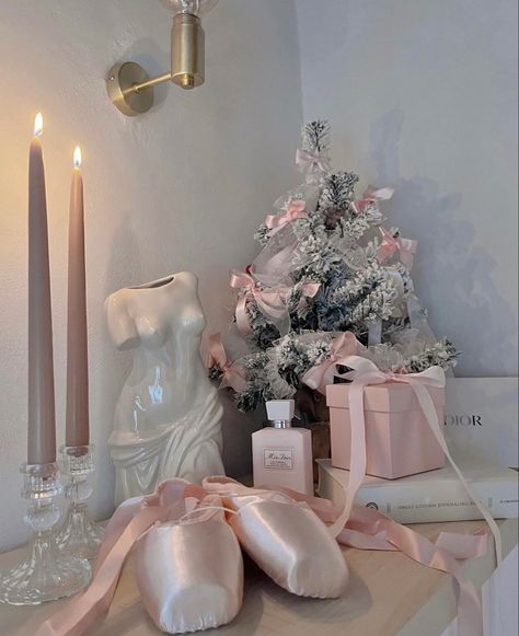 Pink Classic Aesthetic, Light Pink Winter Aesthetic, Girl Christmas, White And Pink Christmas, Pink Christmas Bedroom Aesthetic, Girlie Christmas, Christmas Room Decor Pink, Girly Christmas Aesthetic, Pink Winter